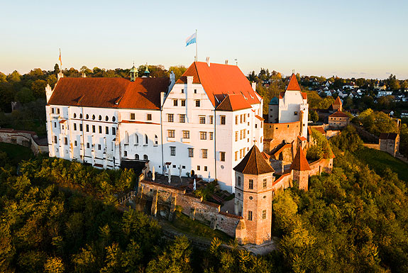 Picture: Trausnitz Castle with the terrace of the restaurant