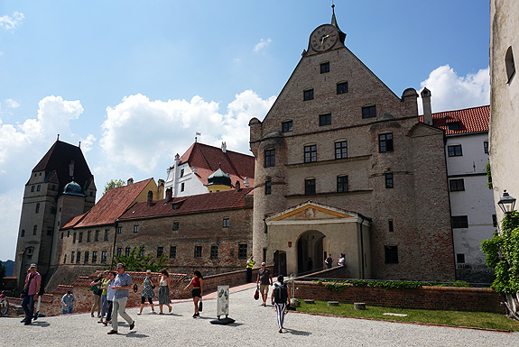 Bild: Torbau der Burg Trausnitz